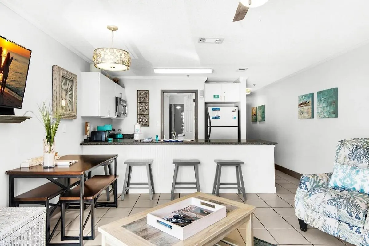 Ground Floor Coastal Condo-Beach Service Included Destin Holiday home